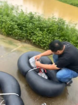 洪水封死进村路！钦州小伙抓个轮胎游2小时，就为见爸妈一面
 
广西钦州久隆镇整个