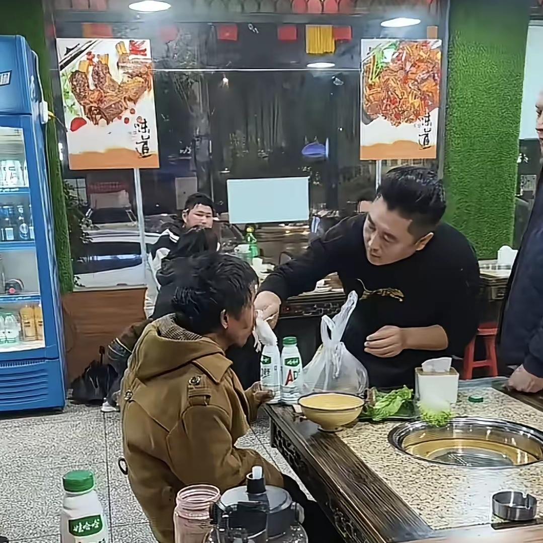 你能想象吗？一位右手残疾、右脚不便还头脑不太清晰的流浪大叔，竟掐着饭点晃进了俺店
