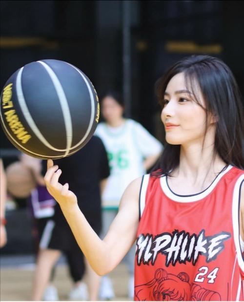 曾经凭借草根篮球逆袭故事圈粉无数的网红张家裔，近日发布声明正式宣布退网，告别深耕