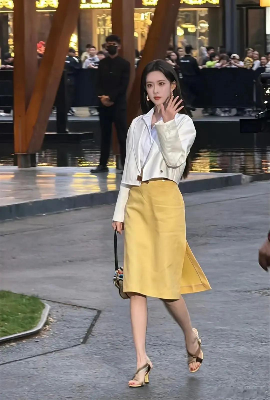 孟子义这是模仿安妮海瑟薇了