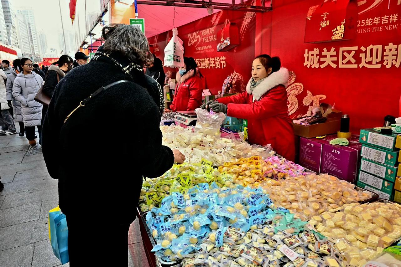 兰州年货市场有哪些特色摊位蛇年春节即将来临，兰州年货市场逐渐升温，摊位上的商品种