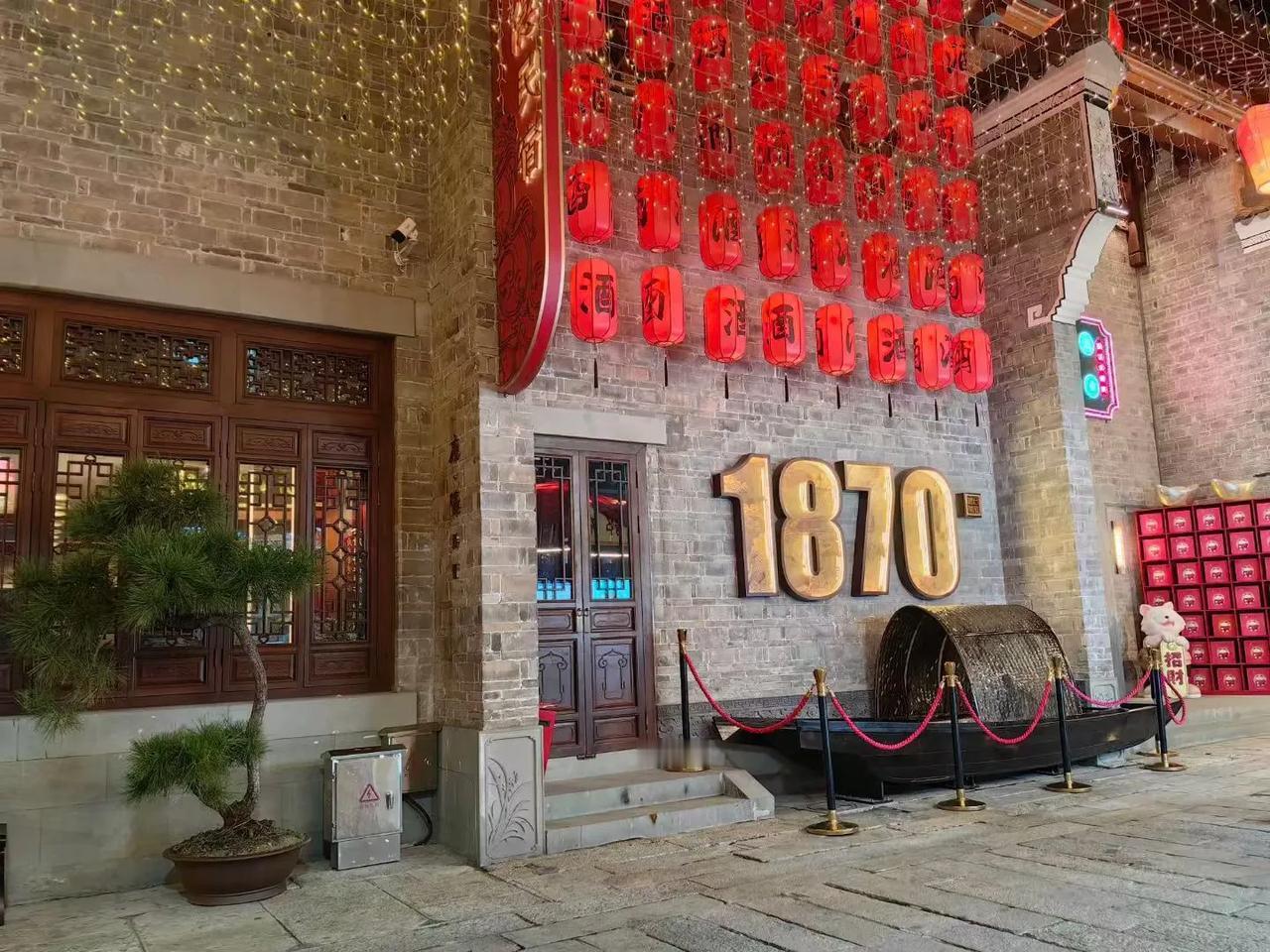 我走进了襄阳古城的繁华街市。这里有许多古色古香的建筑和店铺，让人仿佛置身于一个古
