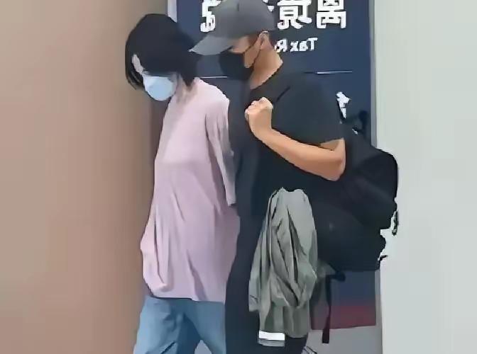 谢霆锋这回怕是真要安家北京，把过往留给港岛了。随着谢贤老先生离去，那份浓重的家族