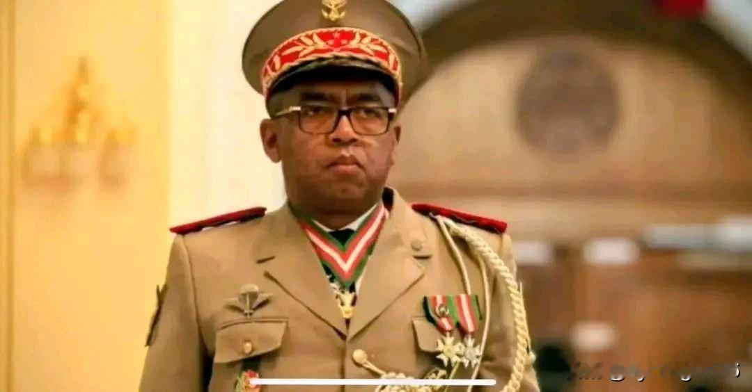 🇲🇬 马达加斯加总统在大规模抗议活动中任命将军为总理

10月6日，马达加斯