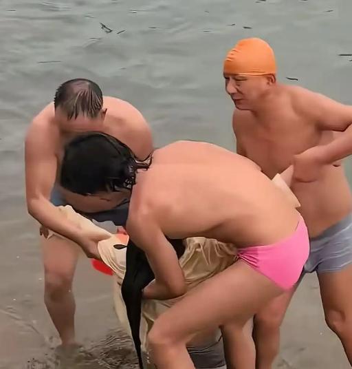 四川宜宾戎州桥处发生揪心一幕，一女子坠江后被水流冲走，面部朝下浮沉，生命危在旦夕