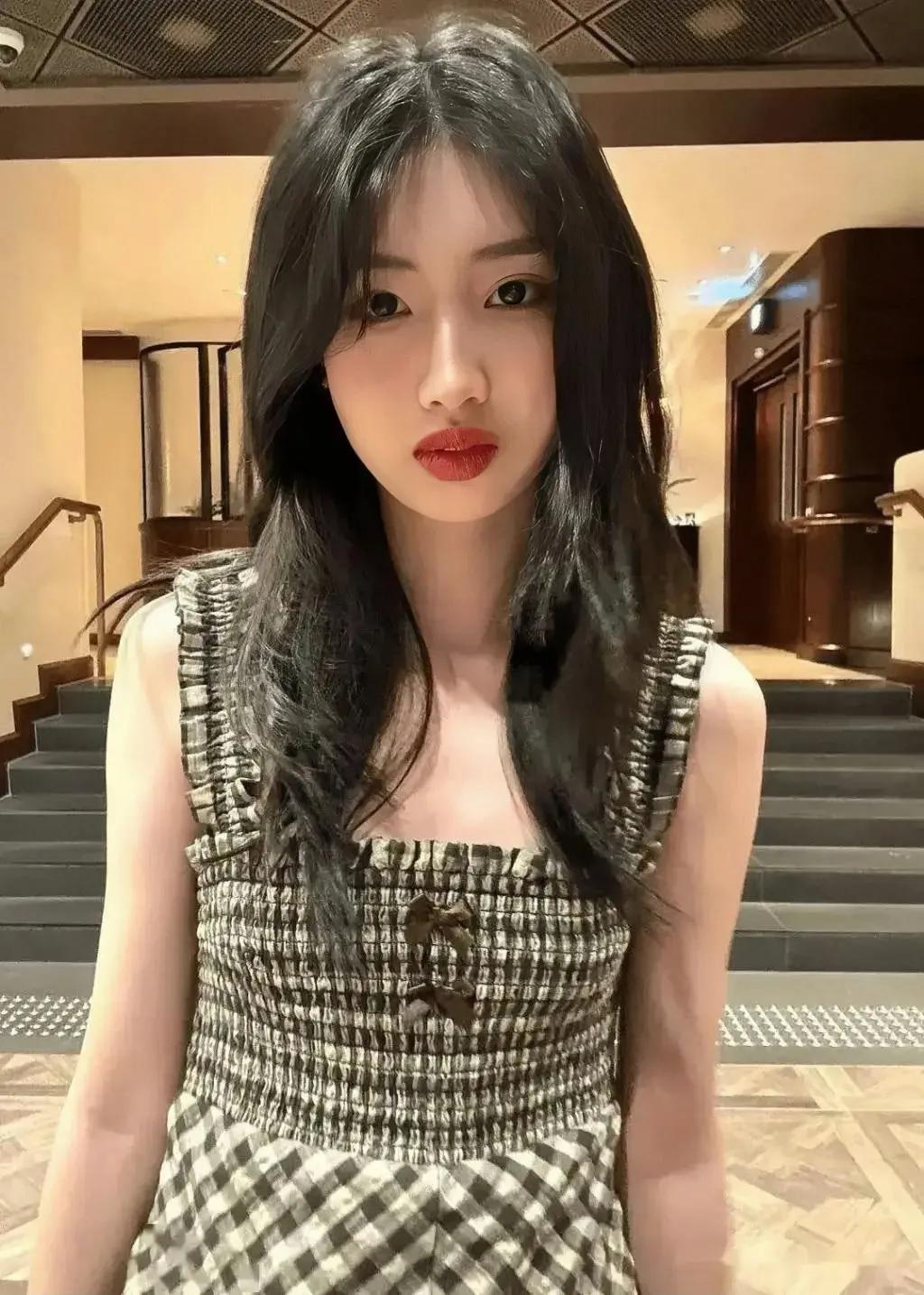 近日，冯小刚的养女徐朵在社交媒体上分享了一组度假照片，其中徐帆素颜出镜，展现了自