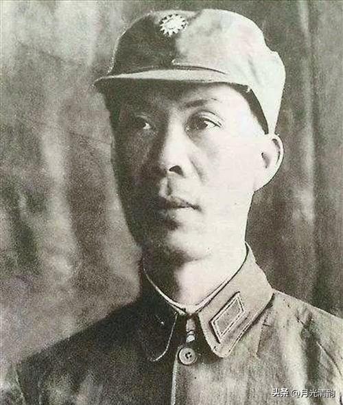 1922年前后，周士第在广州参加"琼崖评论社"，这是中共在广东的外围组织之一，聚