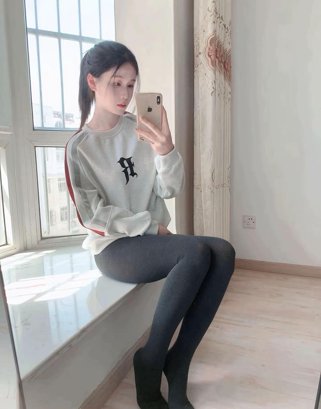 📸 白色卫衣+黑色紧身裤，简约又时尚！👗👖👠