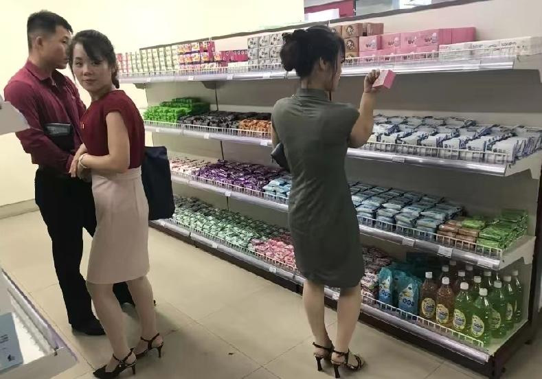 货架上堆满进口车厘子和国产蓝莓，

买菜扫码三秒付款，大妈用抖音比价，
这日子，