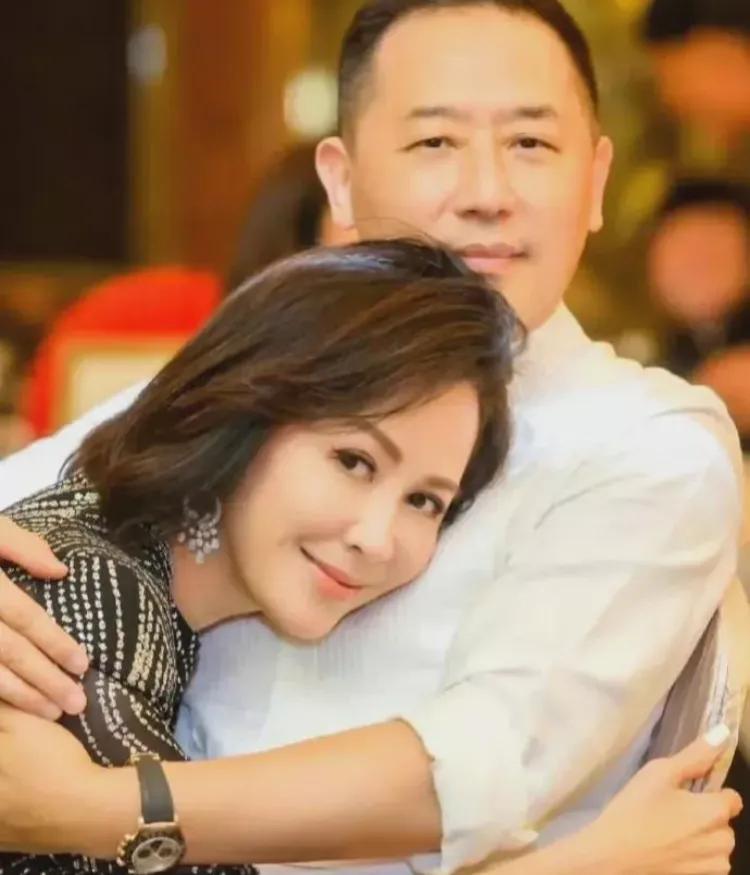 刘嘉玲突然成为热搜的话题。原因是她在ins上晒出了自己和唐鹤德的合照。照片中，刘
