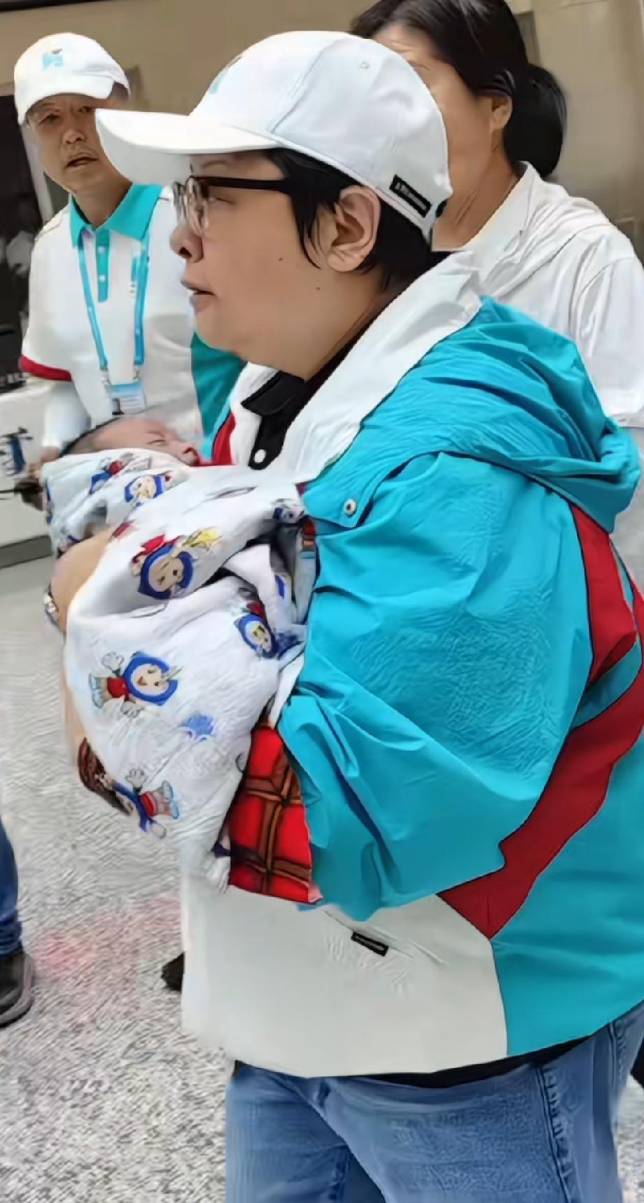 韩红抱着流鼻血的娃～百人援蒙活动现场

之后韩红一直看着可怜的孩子，很心疼的模样