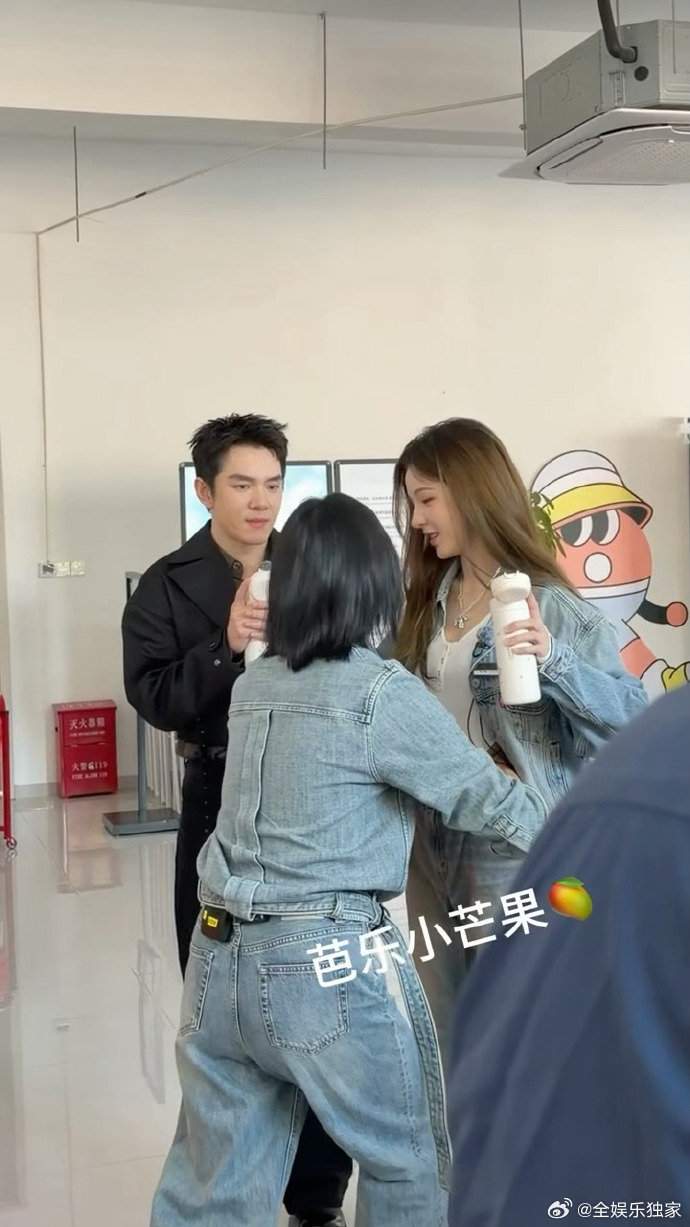 尚雯婕两只手握住张予曦的腰 这腰围真的惊到众人，纤细程度直接拉满，名副其实的腰精