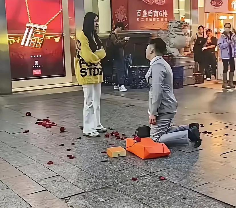 这一跪
大家说这个男人到底失去了什么？