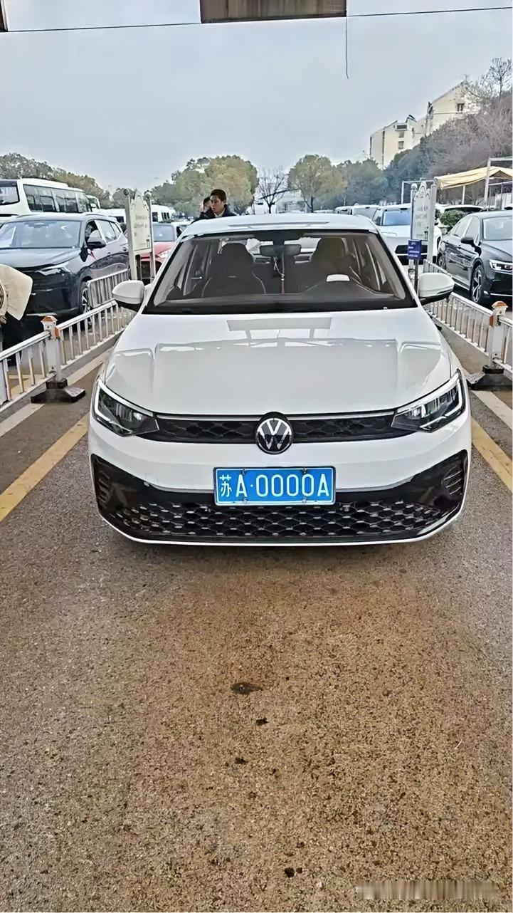 南京女子摇到0000A车牌号，说风凉话的人不少，有人觉得这号“不吉利”，有人觉得