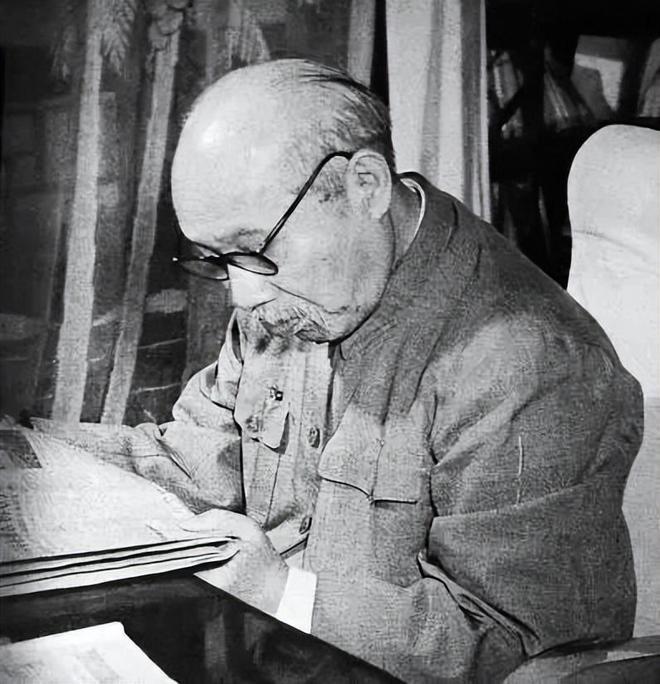 1975年4月2日，北京。董必武躺在病床上，已经好几天没吃东西了。他90岁，瘦得