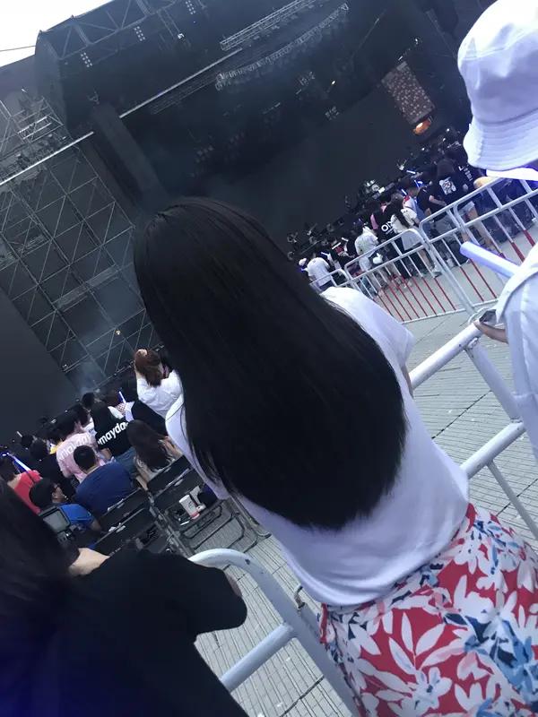 网传女生赴香港看演唱会全家低保被取消，近日媒体吵的沸沸扬扬，网友也是讨论的热火朝