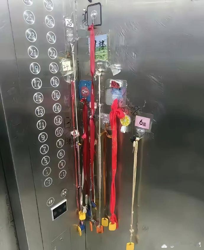 在电梯里，快递小哥这下高兴了 