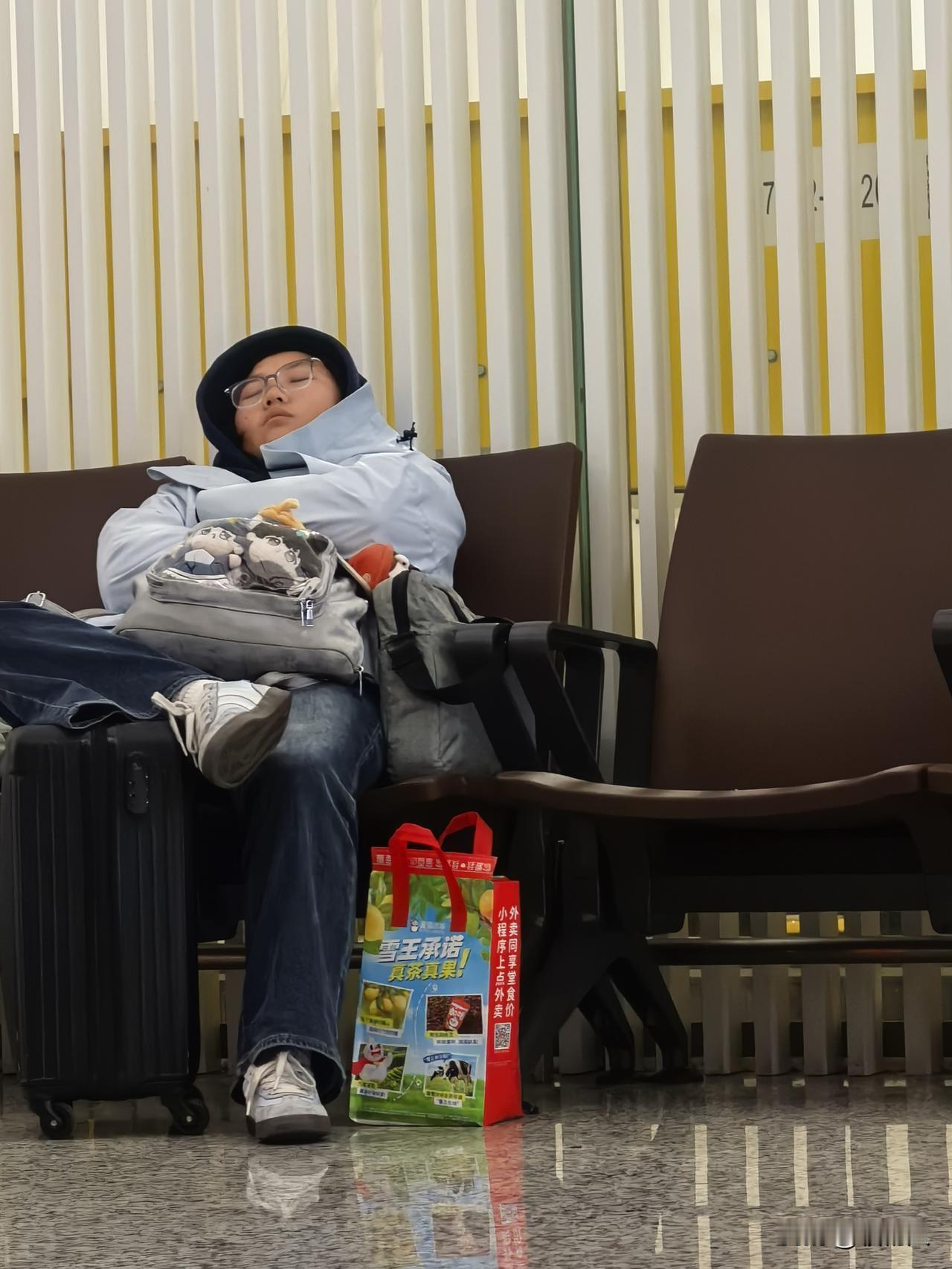 早上七点的航班，天府机场离市区较远，我只得在前一晚就赶到机场，在那里待到第二天。