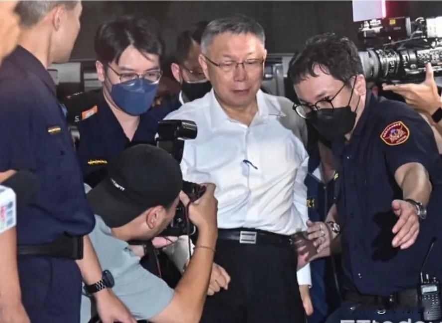 最新消息称柯文哲刚刚被正式羁押禁见。柯文哲被赖清德当局关押了，此举恐引发岛内政治