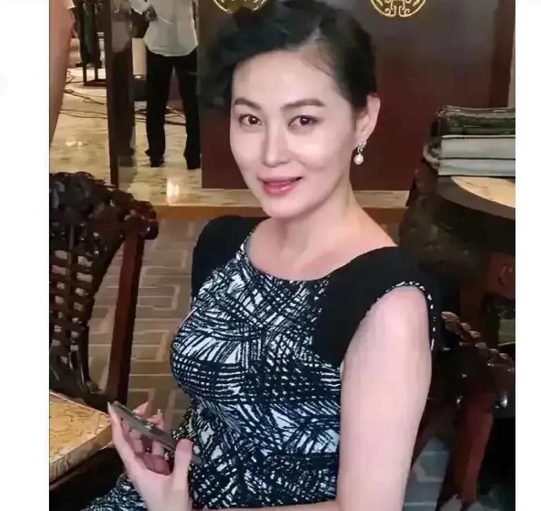 当年，她在银幕上生动诠释了潘金莲这一角色，将水性杨花的复杂性格演绎得淋漓尽致，却