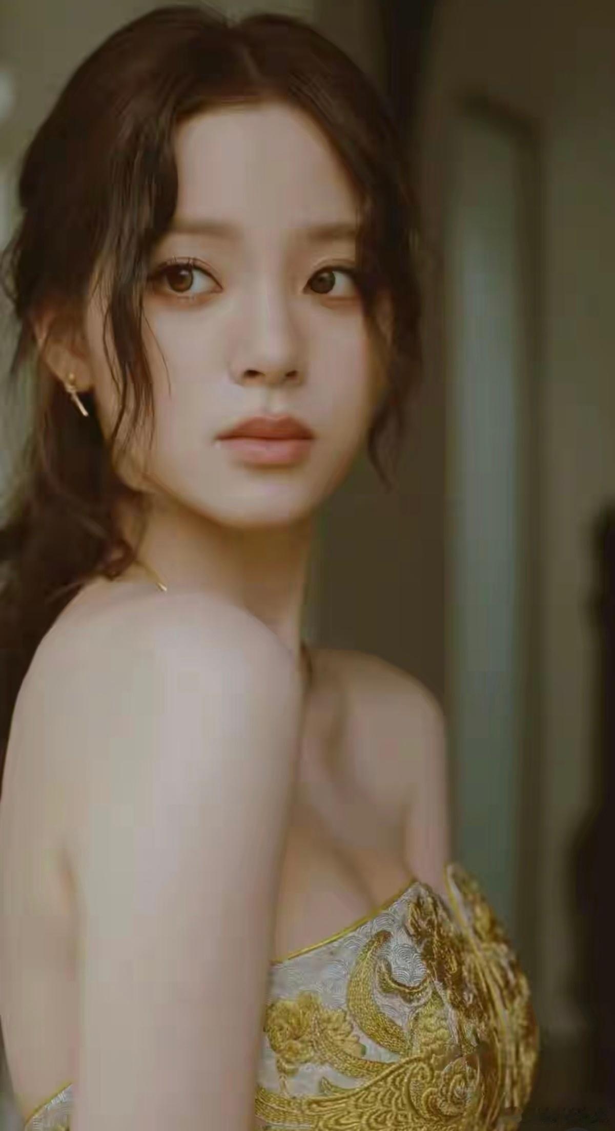 欧阳娜娜已经慢慢长大了。 