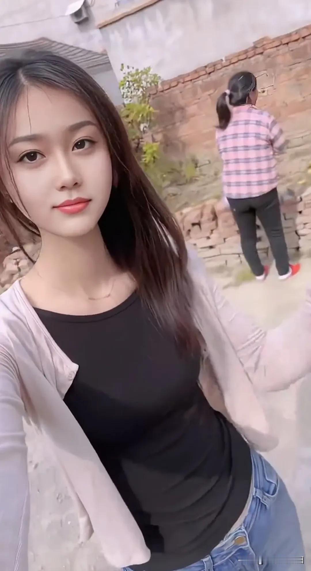 美女含笑眉眼秀，红唇轻启笑如花。
