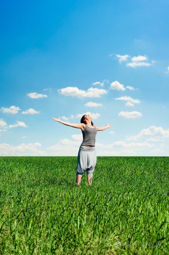 人民日报特牛逼的一段话：“一杯水，你渴的时候，它贵如黄金，你不渴时，觉得它寡然无