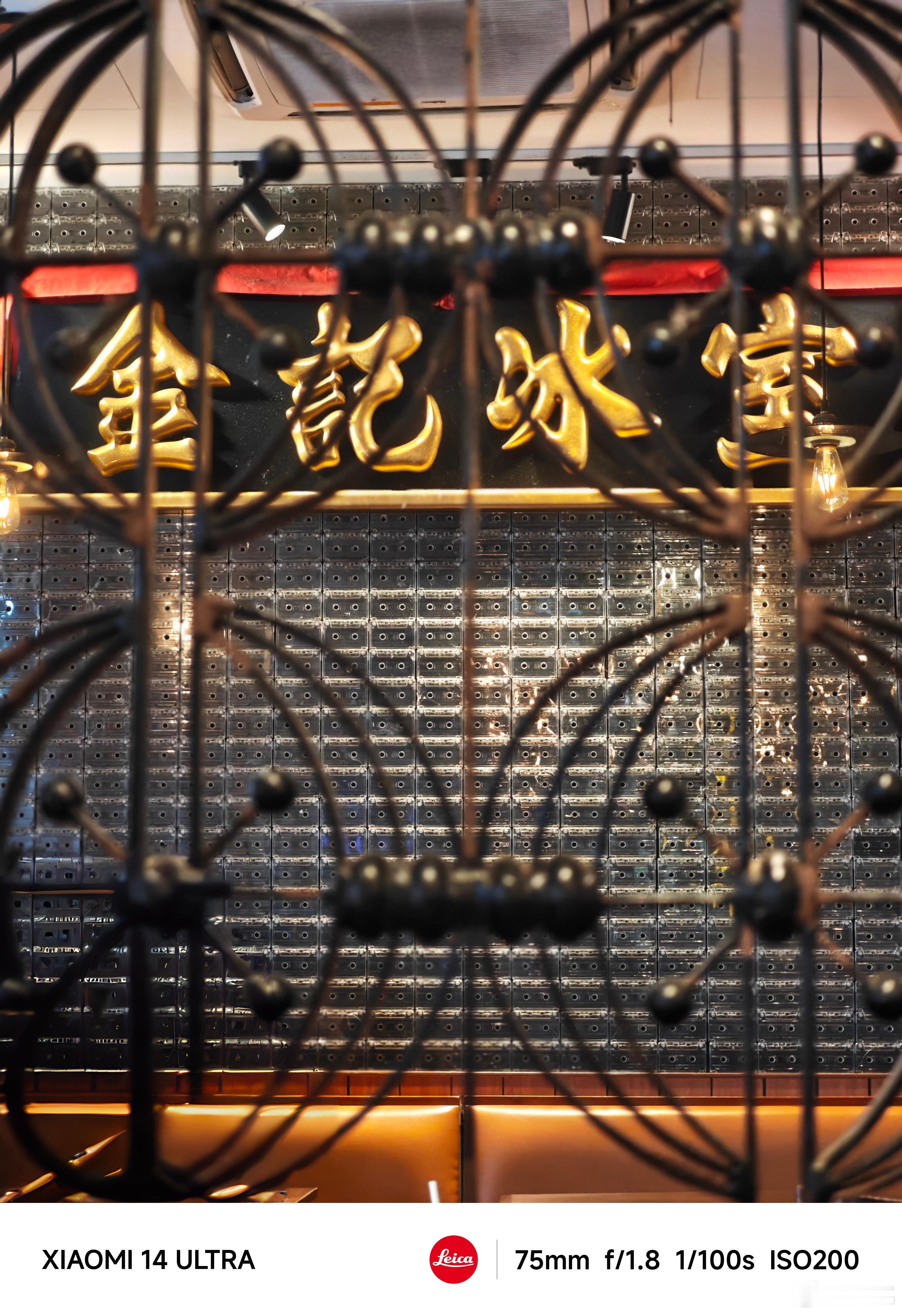 香港今天下雨，所以工作拜访都是在室内进行的。约了朋友到冰室喝杯冻鸳鸯，习惯性的顺