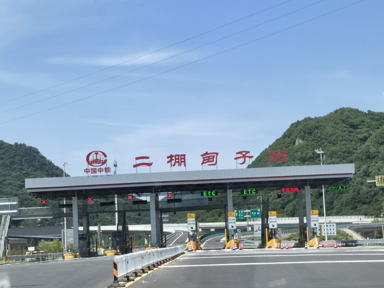 行走本集高速，几十公里也看不见一辆车。停车区、服务区门可罗雀。行至一个服务区，时