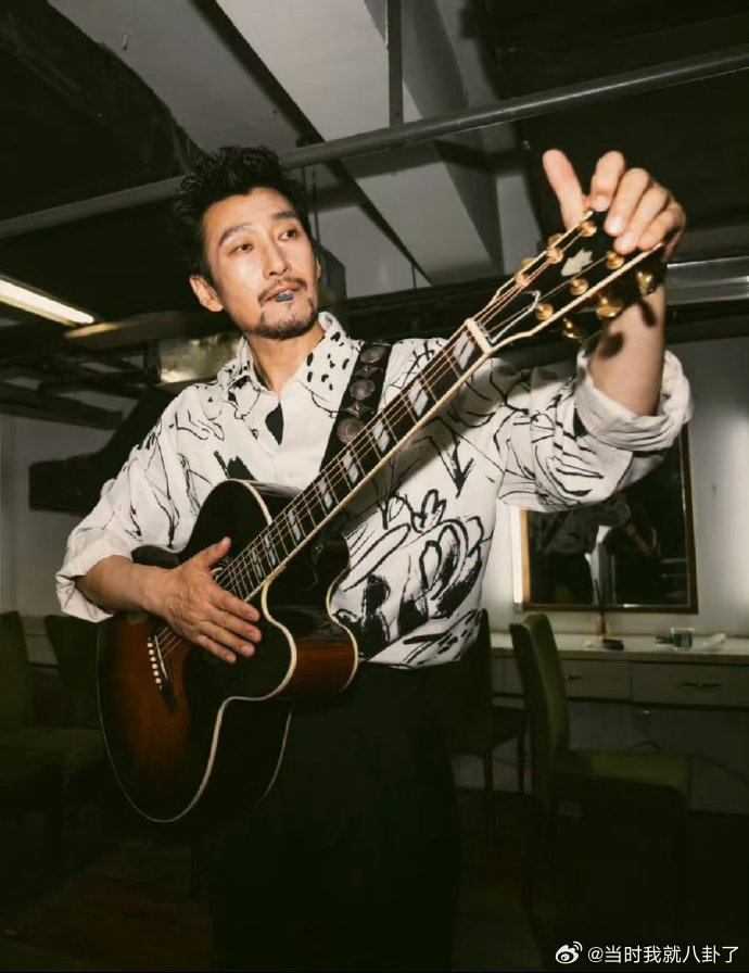 退圈17年的顶流歌手满江杀回来了 满江退圈17年，如今杀回来依旧是顶流，这含金量