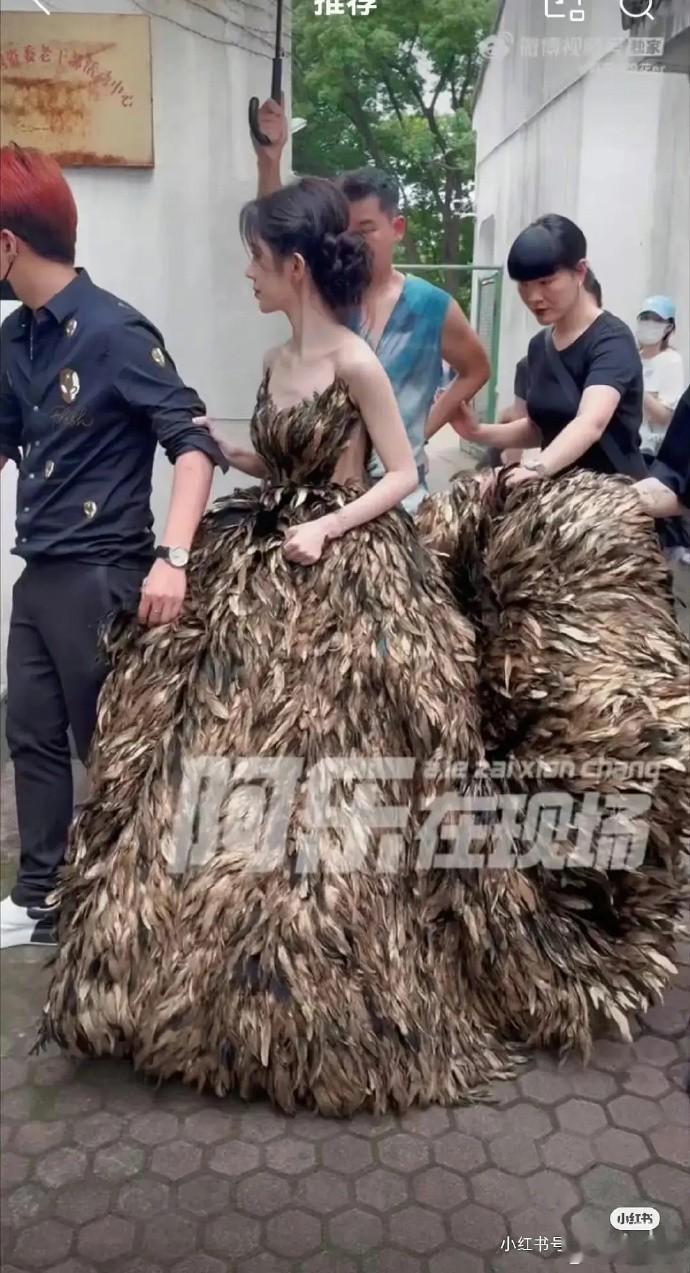 鞠婧祎表现是否过于夸张？ 