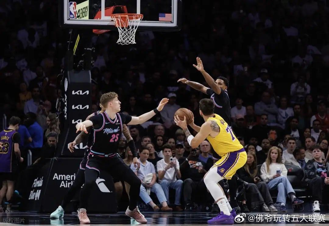NBA常规赛迎来8场比赛的争夺，今日的NBA赛场也迎来群星闪耀的时刻，哈登单核救