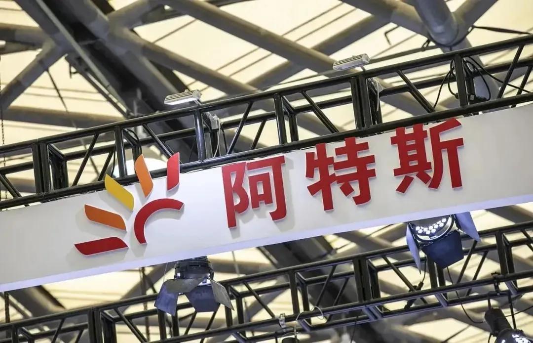 近日，光伏老牌企业阿特斯交出了一份“冰火两重天”的财报——全年营收461.65亿