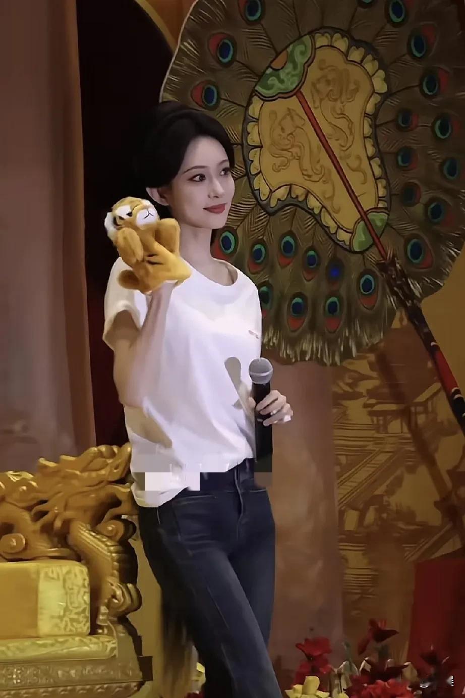 孟子义舞台上，手持话筒，