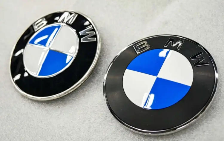 2026年2月起，宝马所有新车型都会启用全新车标，图二是新老车标的对比图~ 