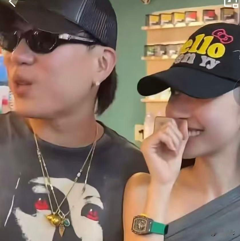 太抓马了‼️胡彦斌打脸小16岁的易梦玲：否认A要“名分”
近日胡彦斌与易梦玲的恋