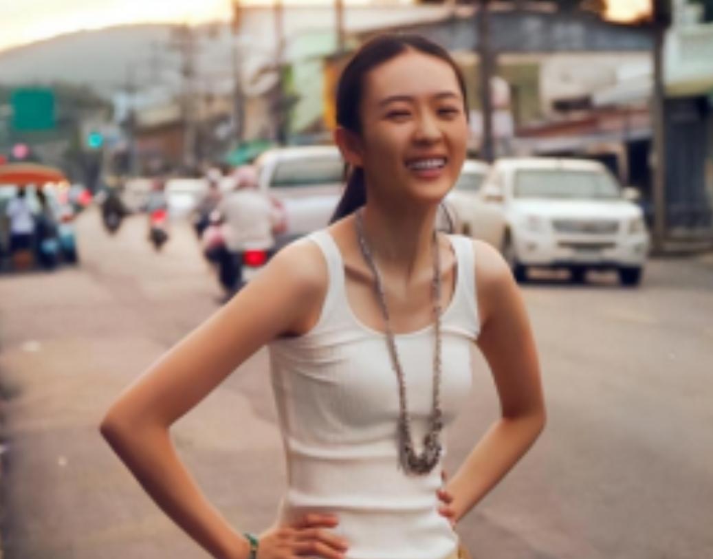 2003年，张国立的儿子张默，在中戏门口殴打女友童瑶，18岁的童谣被打到跪地求饶