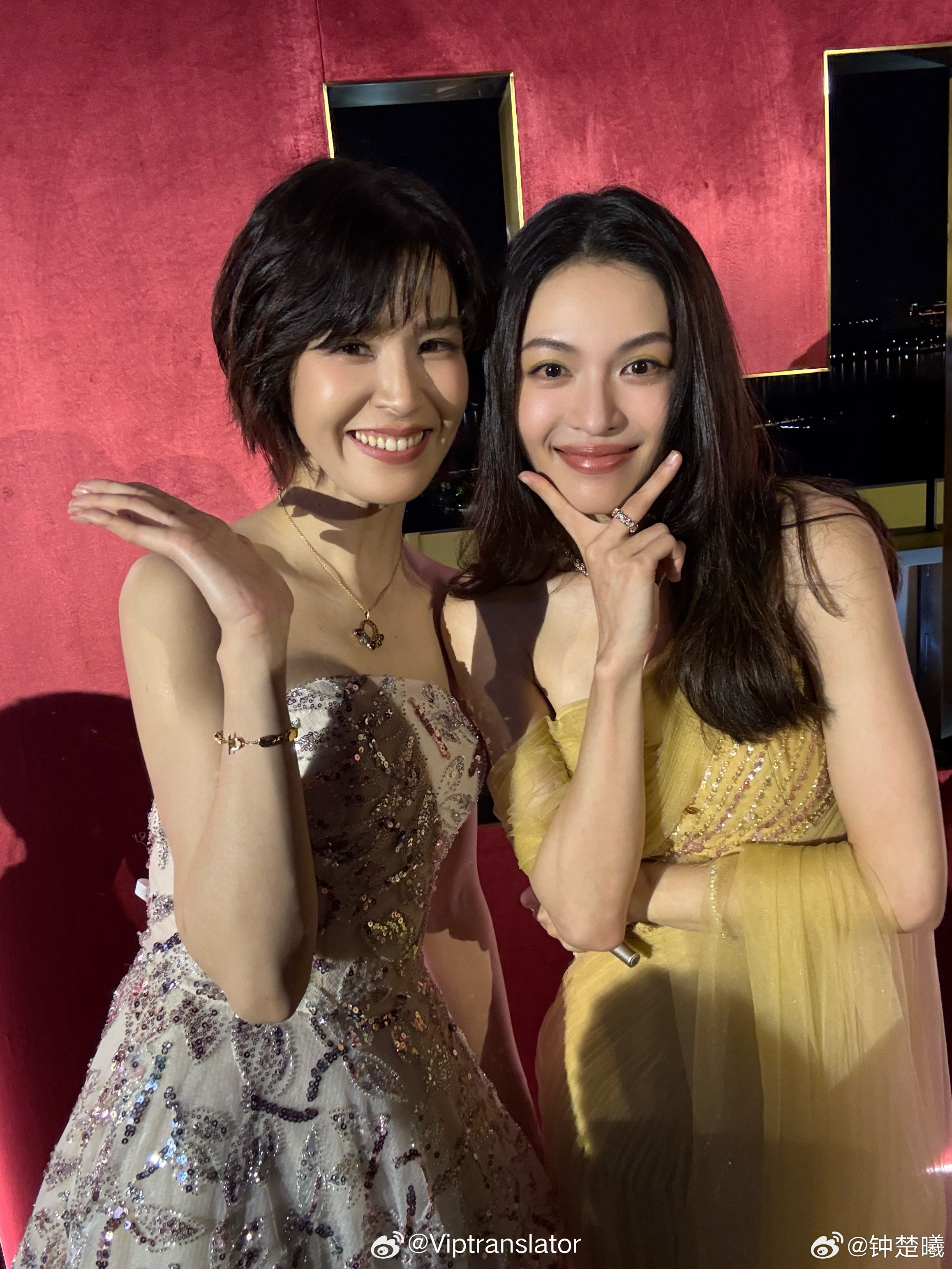曾沛慈周五晚已经到上海参加商务活动了。浪姐夺冠后第一个公开活动，还和钟楚曦合照。