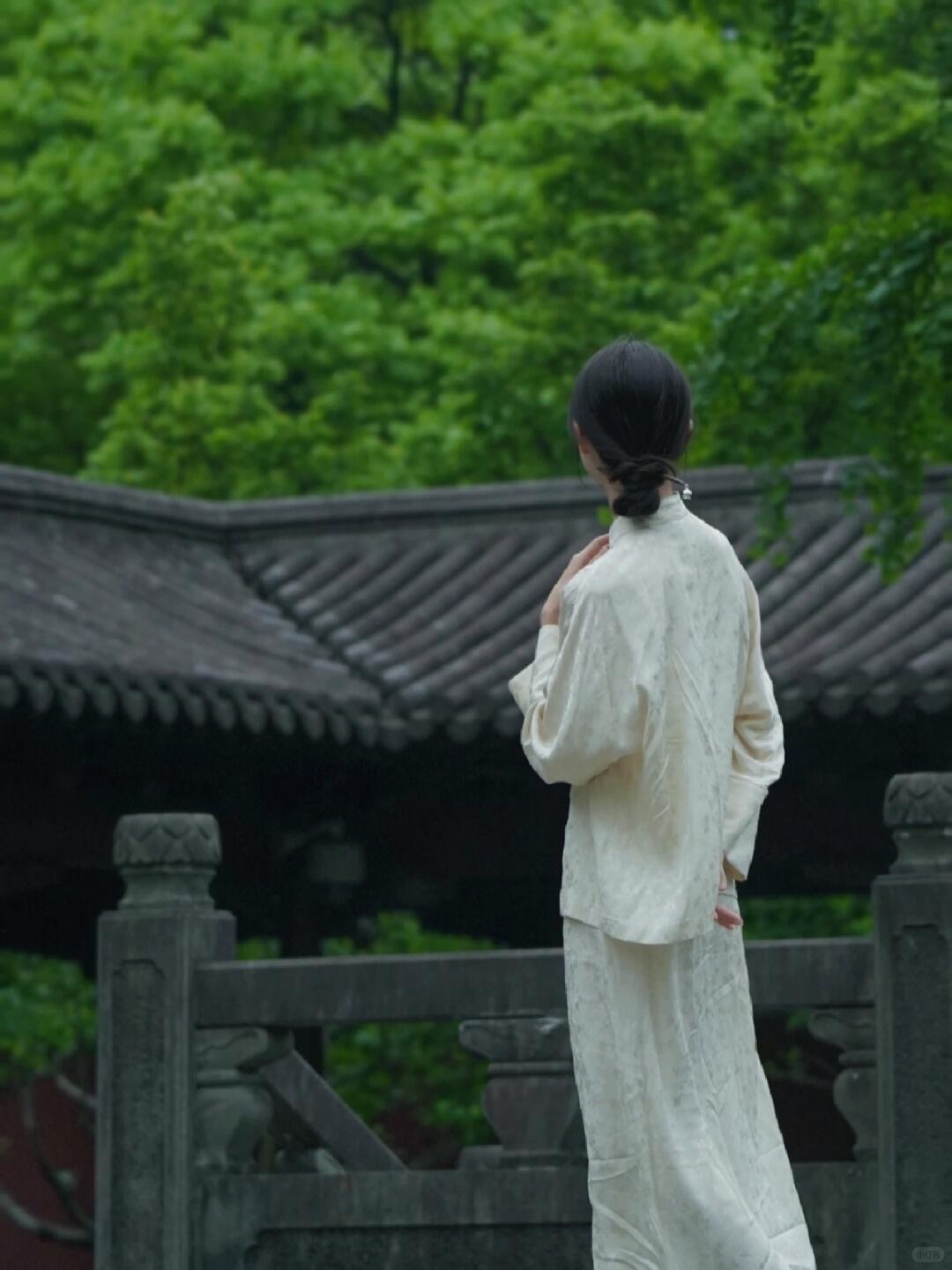 人的一生，很多事根本不需要你赢，你只需要会躲开，会释怀，会不争，便是脱身。 