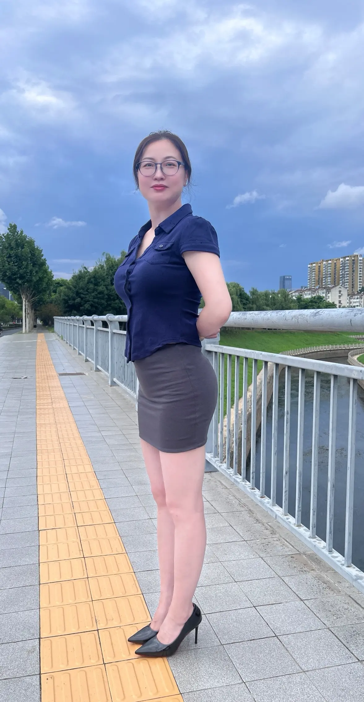什么是亲人?这个世界上的亲人只有一种，那就是担心你的人和心疼你的人。不...