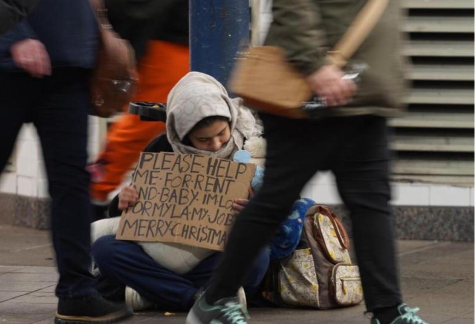 美国中产光鲜，一场病就清零，谁逃得过？
最近网上老刷到一个词，“美国斩杀线”。一