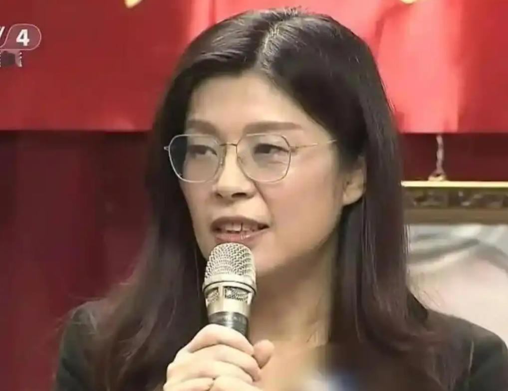 郑丽文已抵达上海，民进党威胁对她下黑手，解放军的警告相当直白。
 
飞机落地虹桥