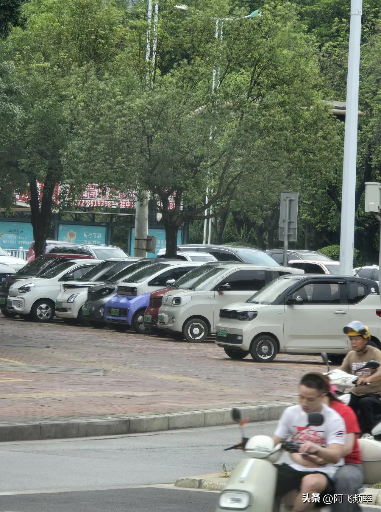 广西柳州满大街都是方盒子小汽车。太帅了听说充电停车全免费柳州鱼头车 东风柳州汽车