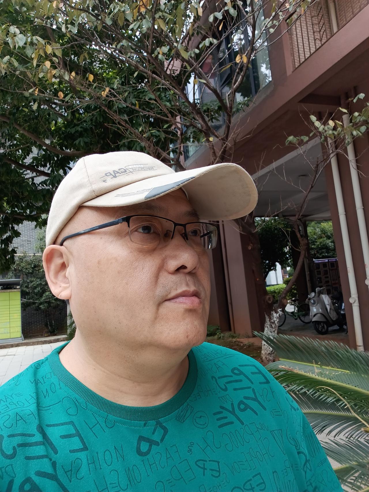 现在很多孩子很自私，为了自己舒服，就不结婚，不生孩子，这是非常错误的。

我们老
