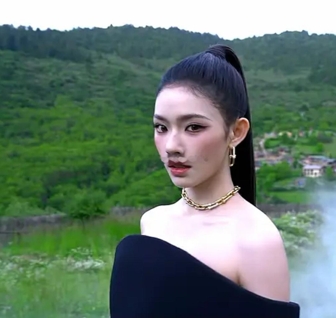 VOGUE审美又找了一些狐厂出的窝瓜图与窝瓜直播图对比，女明星花万元的妆造没打光
