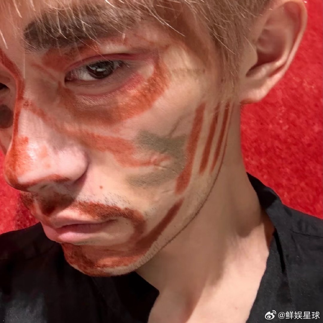 易烊千玺网站新自拍，此男就是这么喜欢脸上涂鸦易烊千玺网站新自拍易烊千玺脸上涂鸦被