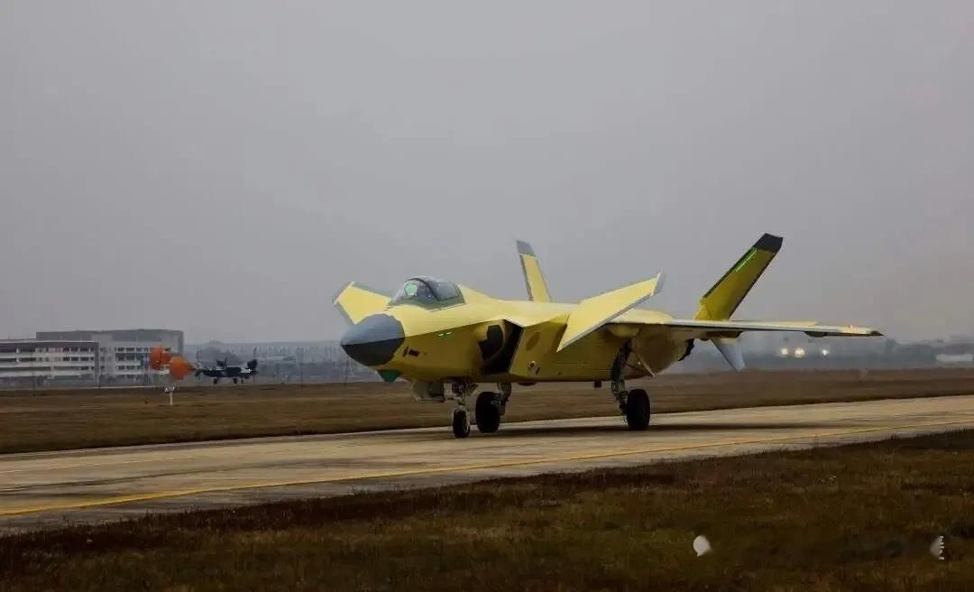 1月25日，据社交网站报道，1月24日，成飞的“黄皮”歼20A隐身五代机新年首飞