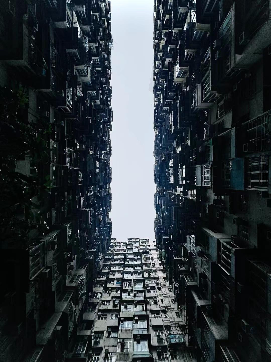 香港火灾祈祷平安🙏🏻之前去香港，特地去看了一下真实版的九龙城寨，确实人口密度