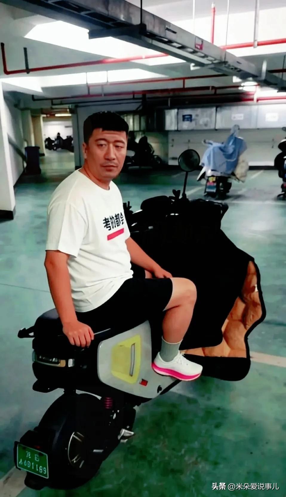 从今往后，每年峰哥的生日和忌日，公司全体放假一天去祭拜。

此等举动在职场上也是