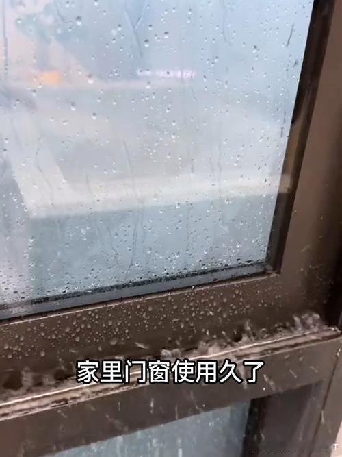 家里的门窗使用久了，就容易漏风漏雨。一到下雨刮风就苦恼不已啊！ 
